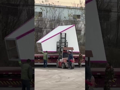 Загрузка развлекательного оборудования на грузовик